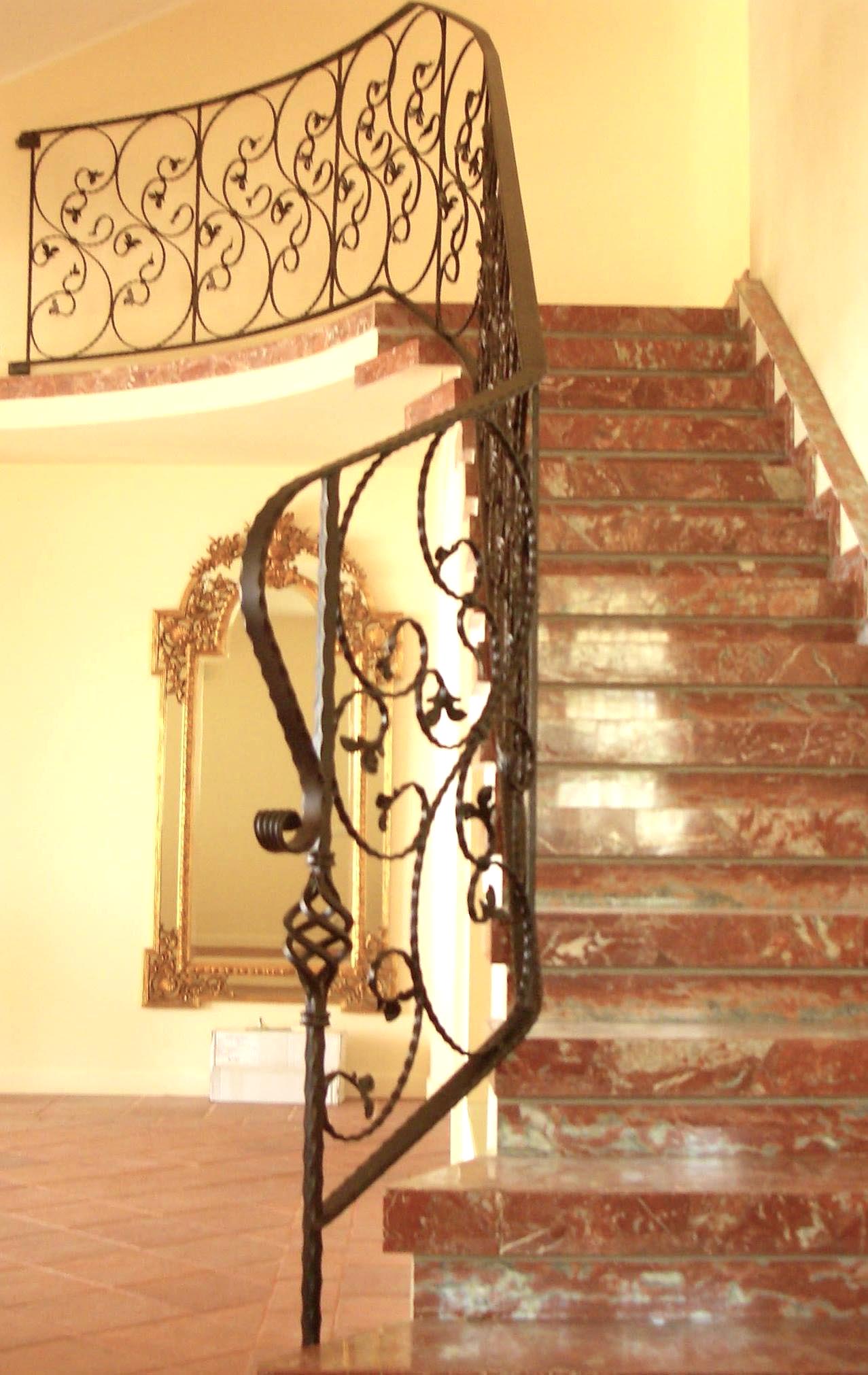 scala con ringhiera in ferro battuto